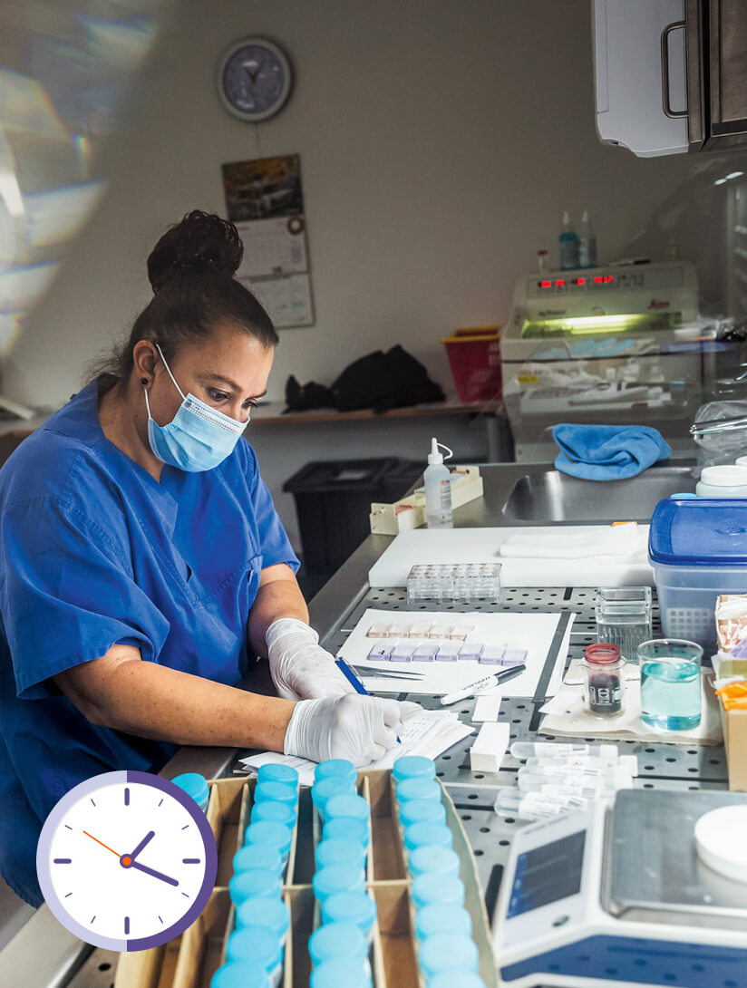 Foto: Nick Neufeld, Uhren-Grafik: panimoni | iStockphoto.com